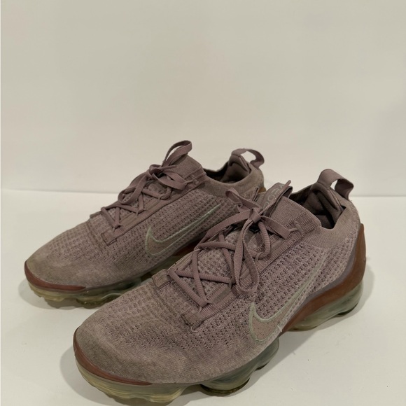 Nike Women's Mauve Sneakers - Picture 2 of 5